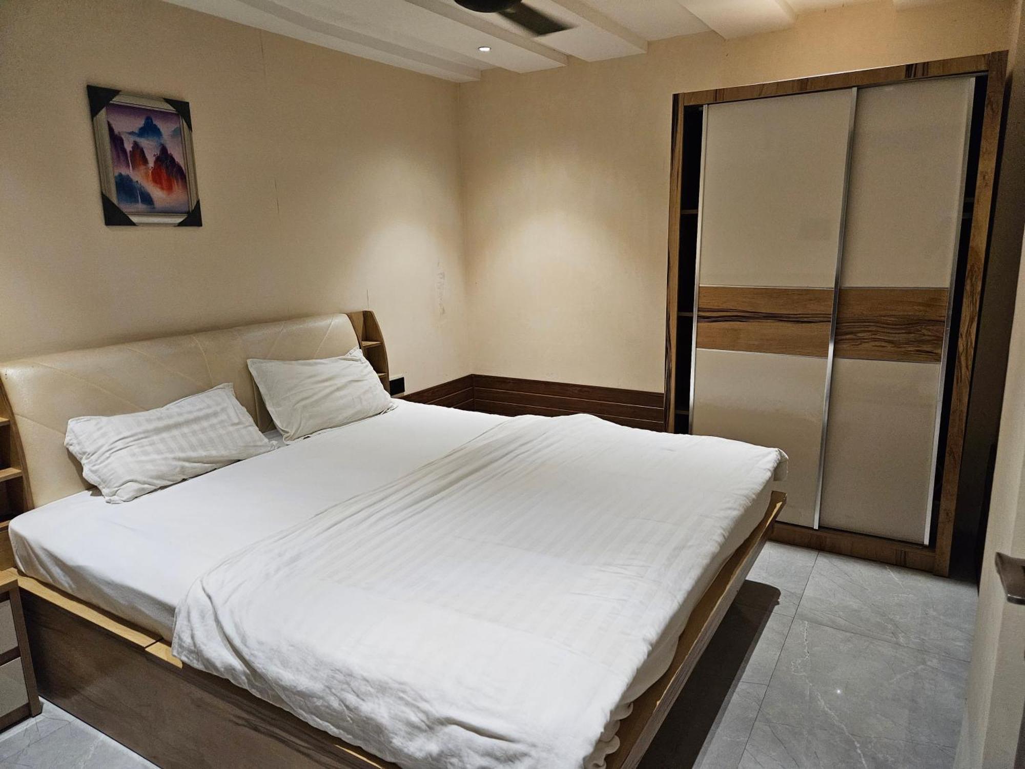 Stayez Studio Apartments 印多尔 外观 照片