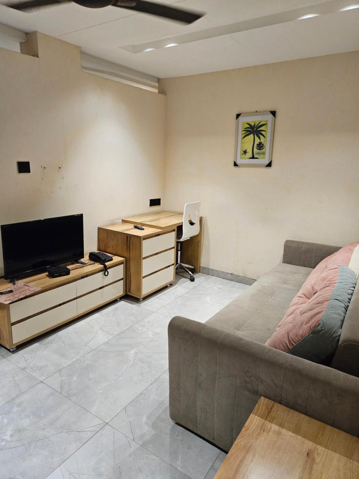 Stayez Studio Apartments 印多尔 外观 照片