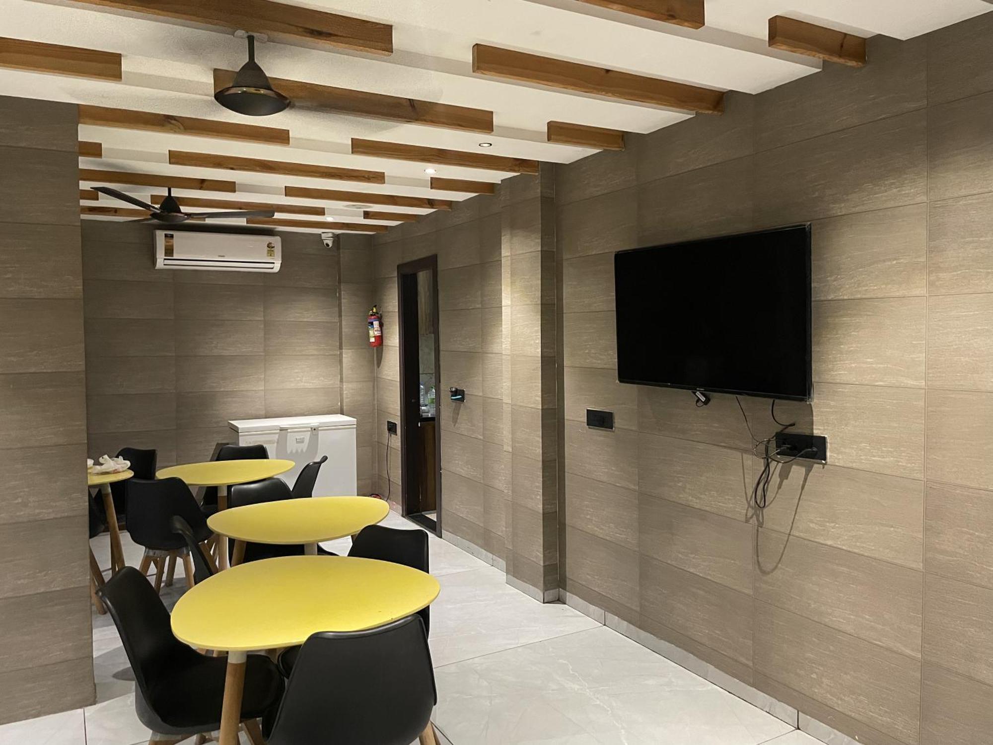 Stayez Studio Apartments 印多尔 外观 照片