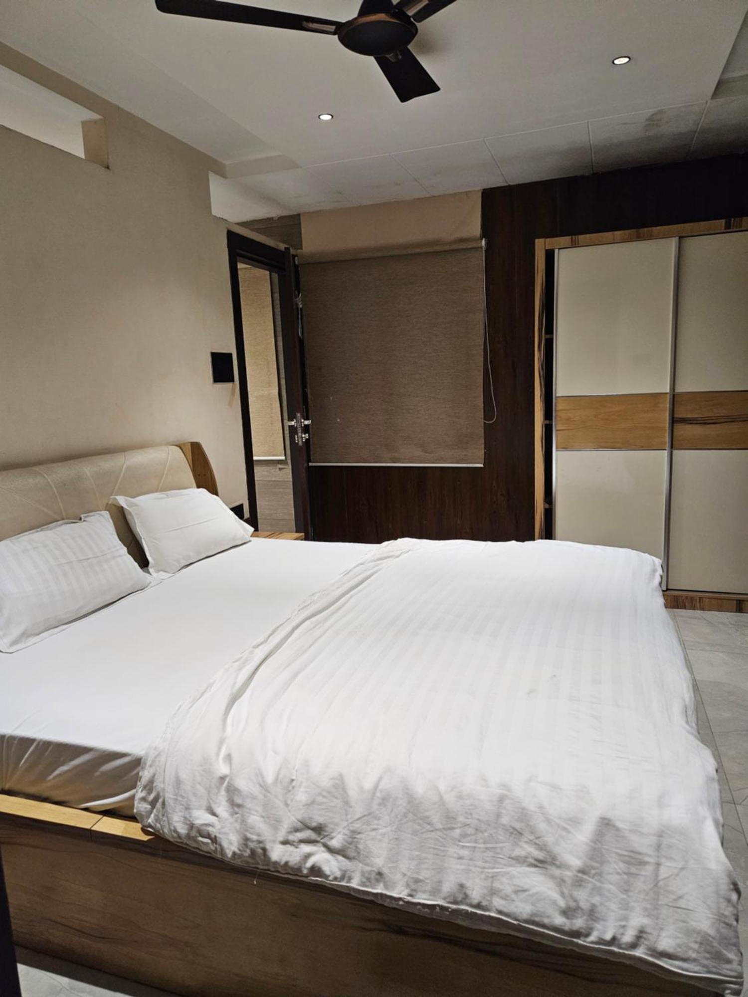 Stayez Studio Apartments 印多尔 外观 照片