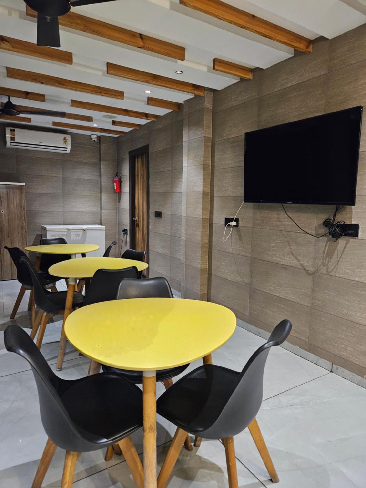 Stayez Studio Apartments 印多尔 外观 照片