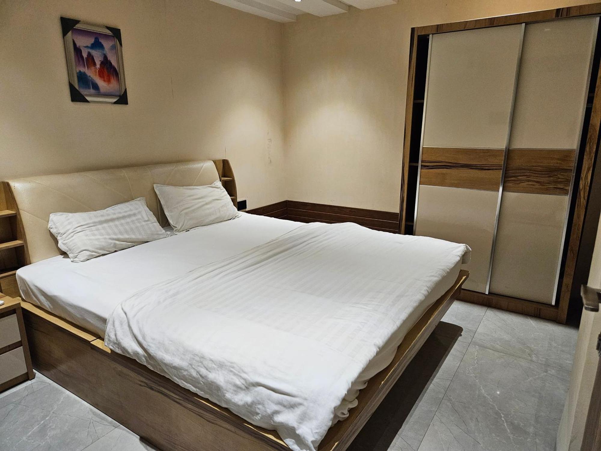 Stayez Studio Apartments 印多尔 外观 照片